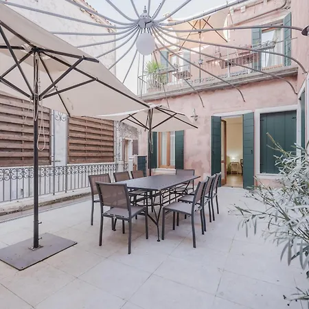 Santo Stefano Palace شقة